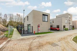 <p>Palton troeven</p>
<p>- Moderne instapklare woning<br />- Uitstekende EPC-score A+<br />- Zonnepanelen met batterij en warmtepomp</p>
<p>Welkom in de Akkerstraat 12 te Weelde! Zeer recente en energiezuinige woning, afgewerkt met hoogwaardige materialen en vlotte verbinding naar Nederland plus alle nodige faciliteiten zoals winkels, scholen en openbaar vervoer.<br /><br />Op het gelijkvloers kom je binnen via de centraal gelegen inkomhal met garderobe en gastentoilet die toegang biedt tot de woonkamer en leefkeuken. De woonkamer is lichtrijk door de grote raampartijen die uitzicht bieden op de mooi aangelegde tuin. Aan de andere zijde bevindt zich de riante leefkeuken die volledig is uitgerust met moderne toestellen zoals een vaatwasser, inductiekookplaat met g<span>eïntegreerde</span> dampkap, combi-oven, spoelbak en ingebouwde koelkast. Aansluitend de keuken vind je de technische ruimte waar bovendien de wasmachine aanluiting aanwezig is en veel ruimte is om bijvoorbeeld proviand op te slaan.</p>
<p>Op de eerste verdieping bevinden zich drie volwaardige slaapkamers waarvan een master bedroom met dressing, een apart toilet en een comfortabele badkamer met zowel een ligbad als een aparte inloopdouche en dubbele lavabo in meubel aangevuld met een spiegelkast.</p>
<p>Achteraan de woning komen we in de zonnige en onderhoudsvriendelijke tuin met prachtig weids uitzicht, waar een berging met overdekt terras gedeelte is geplaatst. De berging is ook toegankelijk via een dubbele poort aan de zijkant van de woning.</p>
<p>Deze instapklare woning, gebouwd in 2024, combineert moderne hoogwaardige afwerking met energiezuinig wonen in een bijzonder rustige en aangename omgeving. Dankzij de BEN-norm (bijna-energieneutraal) zorgt de combinatie van de warmtepomp en zonnepanelen met batterij voor een laag energieverbruik en een duurzaam comfortniveau. De extra troeven aan deze woning zijn indrukwekkend zo zijn er bijvoorbeeld rolluiken op zonne-energie voorzien, vloerverwarming op het gelijkvloers en verdieping, regenwater met filtersysteem aangesloten op toiletten, elektrisch oplaadpunt en alarmsysteem.<br /><br />Bent u opzoek naar een comfortabel, energiezuinig, instapklare woning ?<br />Neem dan snel contact op via Judith@palton.be of bel naar +32492-78 31 74.</p>