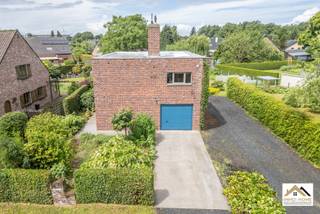Deze halfopen bebouwing langs de Eksaardserijweg in Oostakker biedt verrassend veel ruimte en een praktische indeling, ideaal voor gezinnen die op zoek zijn naar comfort en buitenruimte. De woning beschikt over vier slaapkamers, een ruime berging en een grote garage. Op het gelijkvloers bevinden zich onder meer de inkomhal, een apart gastentoilet, een badkamer uitgerust met een ligbad en de tuin. De verzorgde tuin wordt aangevuld met een groot en praktisch tuinhuis, ideaal voor extra opslag .<br /><br />Op de verdieping bevindt zich de leefruimte met een aangenaam open karakter. De ruime woonkamer en eetkamer vormen samen een lichtrijke leefomgeving die naadloos aansluit op de modern ingerichte keuken. Vanuit deze verdieping heeft u rechtstreeks toegang tot een prachtig groot houten terras, waar u in alle rust van het buitenleven kunt genieten. Daarnaast beschikt de woning op het gelijkvloers over een bijkomend terras, waardoor er op elk moment van de dag een aangename buitenplek beschikbaar is.<br /><br />De woning is uitgevoerd als een belle étage met een functionele indeling en biedt dankzij het platte dak een eigentijdse uitstraling. De combinatie van ruime binnenvolumes, meerdere terrassen, een mooie tuin en de praktische garage maakt dit een interessante gezinswoning op een vlot bereikbare locatie in Oostakker. Bezoekdag: 20/06. Inschrijven via mail naar stefan@immo-home.be, geen telefonische inschrijvingen! Volg ons op Fb en Insta. Voor meer info: www.immo-home.be. GRATIS SCHATTING & GRATIS FINANCIEEL ADVIES