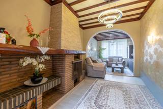 <p><span><span>Wie zoekt naar een woning met ruimte, flexibiliteit en tal van mogelijkheden? Dan is dit unieke eigendom in Wondelgem zeker een bezoek waard. </span></span><br /><br /><span><span>Wij bieden 2 afzonderlijke eengezinswoningen aan, samen bestaande uit 5 slaapkamers en 2 badkamers. Een ideaal thuis voor grote gezinnen, samengestelde gezinnen van gezinnen met een zorgouder of inwonende (jong)volwassen kinderen. </span></span><br /><span><span>Een absolute troef is de enorme garage en opslagruimte, perfect voor wie nood heeft aan extra bergruimte, een hobbyruimte zoekt of een bijberoep wenst uit te oefenen. </span></span><br /><br /><span><span>De veelzijdige indeling van deze 2 woningen bieden tal van mogelijkheden om wonen en werken te combineren! </span></span><br /><br /><span><span>Troeven op een rij: </span></span><br /><span><span>Uitzonderlijk groot woonvolume </span></span><br /><span><span>5 ruime slaapkamers </span></span><br /><span><span>2 badkamers, mogelijkheid voor 3 badkamers. </span></span><br /><span><span>Ideaal voor grote gezinnen, kangoeroewonen of inwonende gezinnen </span></span><br /><span><span>Zeer ruime garage en opslagmogelijkheden </span></span><br /><br /><span><span>Een unieke kans! Neem contact op met Nele vandaag nog voor meer informatie of een bezoek ter plaatse via 0470 79 66 20 of nele@cornelis-goeman.be </span></span><br /><br /><span><span>De herhaalde informatie en oppervlaktes zijn informatief en niet bindend.</span></span></p>
