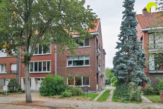 <p><span>Dit 2-slpk. gelijkvloers appartement is gelegen in de gegeerde Theofiel Reynlaan (Dieseghemwijk) in een  klein gebouw bestaande uit slechts 3 appartementen.  Natuurgebied Klein Zwitserland en Fort IV zijn op wandelafstand.  Zowel de voortuin, de achtertuin en de oprit achteraan zijn in privatief genot,  zo parkeer je de wagen zorgeloos na een drukke werkdag.  Via het poortje kom je in de fantastische achtertuin met veel privacy.  Achteraan het appartement zijn 2 slaapkamers.  De badkamer is voorzien van een douche, wastafel en toilet.  Hier is ook de aansluiting voor de wasmachine.  Vooraan vindt u de  gezellige living/eetplaats met open keuken, die uitzicht heeft op het groen uit de omgeving, dankzij de grote raampartijen.  In de kelder beschikt u nog over een berging voor stockage.</span></p><p><span> </span></p><p><span>Troeven:</span></p><p><span> </span></p><ul><li><span>toplocatie in Dieseghmwijk!</span></li><li><span>lage gemeenschappelijke kosten: +/- € 90/maand</span></li><li><span>AREI conform!</span></li><li><span>tuin + autostaanplaats!</span></li></ul><p><span> </span></p><p><span>Wordt u de gelukkige van dit toppertje?</span></p><p><span> </span></p><p><span>Nuttige informatie:</span></p><p><span> </span></p><ul><li><span>EPC: 351 kWh/m² jaar</span></li><li><span>P- score: A en G-score: A</span></li><li><span>oppervlakte volgens EPC rapport</span></li></ul><p><span> </span></p><p><span>Beschikbaar:  uiterlijk 3 maanden na ondertekening aankoop-verkoopbelofte (+ 5 dagen bezetting na akte)</span></p><p><span> </span></p><p><span>Voor meer info of een bezoek ter plaatse, bel ons op 03-449 42 41 of mail ons via hallo@habicom.be</span></p><p><span>Benieuwd naar de waarde van jouw woning?  Check het gratis op <span>www.watismijnhuiswaard.be</span></span></p><p><span> </span></p>