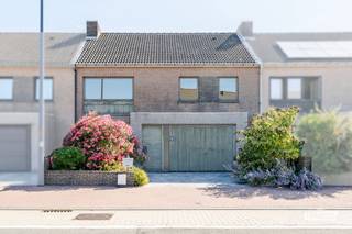 Deze ruime gezinswoning met vier slaapkamers is gelegen in een residentiële buurt met een vlotte verbinding naar het centrum van Oostende en Bredene. <br /><br />De woning is uitermate ruim en kan mits enkele opfrissingen de perfecte gezinswoning vormen. <br /><br />Het pand geniet een logische indeling met een inkomhal die naar de leefruimte leidt. Deze leefkamer is lichtrijk dankzij de raampartijen aan weerszijde en geniet een ruim oppervlak. Aanpalend is er de functionele keuken. <br /><br />De woning beschikt over vier volwaardige slaapkamers. Daarenboven is er tal van bergruimte dankzij de zolder, berging en kelder. De badkamer is op heden uitgerust met een bad/douchecombinatie, toilet en lavabo. <br /><br />De gezellige tuin is een aangename plek om tot rust te komen. <br /><br />Tot slot is er nog een grote garage met oprit. <br /><br />Bent u op zoek naar een gezinswoning op een toplocatie te Oostende?<br /><br />Aarzel dan niet en neem contact op voor meer info of een afspraak! <br /><br />