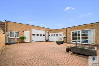 Grote woning met loods in een rustige omgevingDeze mooie ruime villa biedt een uitzonderlijke combinatie van wonen en werken. De woning beschikt over...