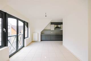 <p><span>SINT-NIKLAAS</span><span>: Op zoek naar een instapklaar én ruim appartement (bouwjaar 2006) met open zicht en twee zonnige terrassen? Dit lichtrijke appartement van maar liefst 134 m² op de vierde verdieping combineert een uitstekende ligging in de Mercatorstraat met een praktische indeling en maar liefst drie slaapkamers. </span></p><p><span>De belangrijkste troeven op een rij:</span></p><p><span>- Energiezuinig (EPC-label B)<br />- Gelegen op de 4e verdieping (hoogste niveau van de residentie) met open uitzicht en veel lichtinval<br />- Twee terrassen (4 m² en 5 m²) met zuidwestelijke oriëntatie<br />- Lift aanwezig in het gebouw<br />- Centrale ligging nabij winkels, openbaar vervoer (bus en trein) en het centrum van Sint-Niklaas</span></p><p><span>Indeling</span><span><br />U komt binnen in een ruime inkomhal die toegang biedt tot alle vertrekken. Van hieruit bereikt u de grote, lichtrijke woonkamer met open keuken, volledig uitgerust (met vaatwas, oven, koelkast, ceramische kookplaat en dampkap). Aansluitend bevindt zich een praktische berging. Het appartement beschikt over drie volwaardige slaapkamers, ideaal voor een gezin of wie extra ruimte wenst voor bureau of hobby. De badkamer is ingericht met zowel een douche als een bad en een dubbele lavabo. Een apart toilet is eveneens aanwezig. Dankzij de ligging op de bovenste verdieping geniet u van een open zicht en maximale lichtinval gecombineerd met de nodige privacy. Aan de achterzijde van het appartement beschikt u over twee terrassen, waar u in alle rust kan genieten van de middag- en avondzon.</span></p><p><span>Extra's</span><span><br />Bij dit appartement is er de mogelijkheid om een zeer ruime garagebox (30.000 euro) en/of een carport (15.000 euro) aan te kopen.</span></p><p><span>Dit is een uitstekende kans voor wie op zoek is naar een groot, instapklaar appartement van 134 m² met terrassen en topligging in Sint-Niklaas.</span></p>