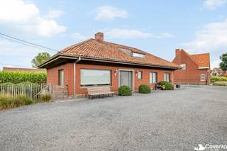In de <strong>Vijf Eikenstraat 7 te Oostrozebeke</strong> vindt u deze ruime woning op een prachtig <strong>perceel van 2.342 m²</strong>.<br /><br />Dankzij de <strong>landelijke ligging</strong> geniet u hier van rust, privacy en een aangename woonomgeving.<br /><br />De woning beschikt op het gelijkvloers over een inkomhal, lichtrijke woonkamer - salon met aansluitende ingerichte keuken met ontbijthoek. Een praktische berging palende aan de keuken alsook wasplaats met inbouwkasten en afzonderlijk toilet. <br /><br />Verder hebben we een <strong>eerste slaapkamer</strong> met ingerichte badkamer (bad, inloopdouche en wastafel), bureelruimte.<br /><br />Op de verdieping bevinden zich nog <strong>drie slaapkamers </strong>met dressing/inbouwkast, badkamer, berging en een nachthal.<br /><br />Buiten biedt het ruime perceel tal van mogelijkheden met een oprit met diverse parkeermogelijkheden, ruime ingerichte tuin met landelijk zich, tuinhuis/garage/mencave en een klein bouwvallig bijgebouw. Mogelijkheid tot bijkopen extra weide van 1013m².<br /><br />De woning werd doorheen de jaren volledig vernieuwd en heeft een volledig nieuw dak met isolatie, vloerisolatie, vernieuwd raamwerk,...<br /><br /><strong><u>Troeven</u></strong><br />+ <strong>Landelijke ligging</strong> in Oostrozebeke;<br />+ Grondopp van 2.342 m², <strong>woonopp 200m²;</strong><br />+ 4 slaapkamers - dressing;<br />+ Bureel voor thuiswerk of hobby;<br />+ Steenput, vernieuwd dak;<br />+ Tuinhuis/garage aanwezig;<br />+ Rustige en groene omgeving.<br /><br />Een ideale gezinswoning voor wie op zoek is naar ruimte, comfort en landelijk wonen in het hart van Oostrozebeke. Contacteer ons voor meer informatie of een bezoek.<br /><br />Benieuwd naar dit pand of een andere eigendom? www.coventa.be – 051 222 051