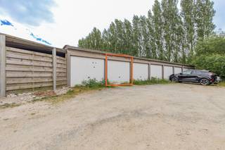 Gelegen in de Heistraat te Wilrijk, stellen wij jou graag deze gesloten garagebox voor van een kleinschalig gebouw.De garagebox kan je bereiken via...