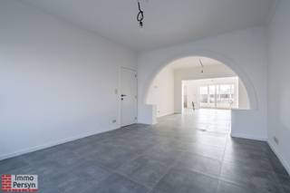 Deze volledig vernieuwde woning is gunstig gelegen langs een belangrijke invalsweg tussen Diest en Scherpenheuvel, met vlotte bereikbaarheid richting centrum, scholen, winkels en autosnelwegen.<br /><br />Deze woning is een klasse voorbeeld van een vernieuwbouw: “Een woning die zodanig gerenoveerd werd dat de kwaliteit vergelijkbaar is met die van een nieuwbouwwoning.”<br /><br />De woning is met liefde, oog voor detail en vakmanschap volledig vernieuwd, waardoor je kunt genieten van modern comfort en in een authentieke omgeving. Er is uitsluitend gebruikgemaakt van duurzame materialen om de levensduur van de woning te waarborgen.<br /><br />Elektriciteit is conform gekeurd en de woning heeft een EPC label c - waarde 206.<br /><br />De stadstuin is perfect voor ontspanning en heeft zelfs een achteruitgang met 2 garages bereikbaar via een erfdienstbare toegang langs het nabijgelegen perceel.<br /><br /><strong>Indeling:</strong><br />kelder: stockage kelder<br />Gelijkvloers: inkomhal, leefruimte, eetkamer met open keuken, achterhal met wasruimte en toilet, veranda, betonnen tuin<br />1ste verdieping: 2 slaapkamers, badkamer met toilet en douche<br />2de verdieping: 2 slaapkamers, toilet, douche<br /><br />Is jouw interesse gewekt? Neem dan vandaag contact met ons op info@immopersyn.be of 013/444 008