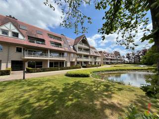 Cet appartement en rez-de-chaussée est situé dans une résidence fermée avec des jardins et des étangs et bénéficie d'une tranquillité et...