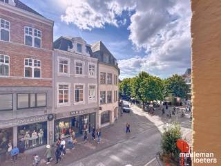 Dit charmante appartement is centraal gelegen in het historische hart van Brugge en biedt een ideale combinatie van comfort en stadsleven. Met twee ruime slaapkamers is het perfect voor gezinnen, koppels die op zoek zijn naar een stijlvol appartement. <br /><br />De woning beschikt over een moderne badkamer die van alle gemakken is voorzien, en een lichte, open leefruimte waar u heerlijk kunt ontspannen of gasten kunt ontvangen. Dankzij de gunstige indeling is er een optimale benutting van de beschikbare ruimte, wat zorgt voor een aangename woonervaring.<br /><br />Daarnaast geniet u van de nabijheid van lokale winkels, restaurants en culturele bezienswaardigheden, wat het dagelijks leven zowel praktisch als plezierig maakt. Dit appartement is een uitstekende kans voor wie wil wonen in een bruisende en authentieke omgeving.<br /><br />Er is geen lift aanwezig in het gebouw. 