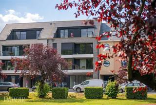 <p><span>AANKOOP MOGELIJK AAN 2% REGISTRATIERECHTEN</span></p><p><span>Wonen op niveau krijgt een nieuwe betekenis in dit stijlvolle penthouse, gelegen op de bovenste verdieping van een recente residentie in het centrum van Grobbendonk. Het appartement werd opgeleverd in 2026 en combineert hedendaags design, hoogwaardige technieken en een uitzonderlijk gevoel van ruimte en licht.</span></p><p><span>Een bijzonder interessante troef? Het appartement wordt verkocht onder registratierechten en kan, indien u aan de wettelijke voorwaarden voldoet, aangekocht worden aan het verlaagde tarief van </span><span>2% registratierechten</span><span>.</span></p><h3><span>Licht, ruimte en twee terrassen. </span></h3><p><span>De leefruimte vormt zonder twijfel het hart van het appartement. Royale raampartijen zorgen gedurende de hele dag voor een prachtige lichtinval en versterken het open en ruimtelijke karakter.</span></p><p><span>Vanuit de woonkamer heeft u rechtstreeks toegang tot het ruime, zuidgerichte terras, waar binnen en buiten naadloos in elkaar overvloeien. Een heerlijke plek om te genieten van de zon. Op het terras bevindt zich bovendien een geïntegreerde buitenberging, ideaal voor tuinmeubilair en andere praktische benodigdheden.</span></p><p><span>De open, volledig ingerichte keuken sluit mooi aan bij de leefruimte en versterkt het gevoel van openheid en comfort. Aansluitend bevindt zich een praktische berging met aansluitingen voor wasmachine en droogkast.</span></p><p><span>Aan de rustige achterzijde van het gebouw bevinden zich twee volwaardige slaapkamers, die beide toegang bieden tot een tweede terras. Dankzij de buitenruimtes aan beide zijden van het appartement geniet u op verschillende momenten van de dag van zon of schaduw.</span></p><p><span>De stijlvolle badkamer is uitgerust met een ruime inloopdouche en modern lavabomeubel. Daarnaast beschikt het appartement over een afzonderlijk gastentoilet.</span></p><h3><span>Comfort tot in elk detail. </span></h3><p><span>Ook de afwerking werd zorgvuldig uitgedacht. Van professioneel uitgewerkte lichtpunten tot strategisch geplaatste stopcontacten: alles werd voorzien met het oog op hedendaags wooncomfort en toepassingen zoals audio en smart home.</span></p><p><span>Op energetisch vlak is het appartement helemaal klaar voor de toekomst. </span><span>Vloerverwarming en -koeling, een warmtepomp, zonnepanelen en ingebouwde screens</span><span> zorgen voor een aangenaam binnenklimaat en een uitstekende energieprestatie met </span><span>EPC-label A</span><span>.</span></p><h3><span>Centraal wonen in Grobbendonk.</span></h3><p><span>Het penthouse geniet van een uitstekende ligging in het centrum van Grobbendonk. Winkels, horeca, openbaar vervoer en andere dagelijkse voorzieningen bevinden zich op wandelafstand. Zo geniet u van alle voordelen van een centrale ligging, zonder in te boeten aan rust en woonkwaliteit.</span></p><h3><span>Extra bergruimte inbegrepen, garage optioneel.</span></h3><p><span>Het gebouw beschikt over een lift en een gemeenschappelijke fietsenberging alsook vuilbakkenberging voor extra gebruiksgemak.</span></p><p><span>Bij het appartement hoort bovendien </span><span>een private kelderberging, gratis inbegrepen in de aankoopprijs</span><span>. Ideaal voor het opbergen van seizoensgebonden spullen of extra voorraad.</span></p><p><span>Wie graag over een eigen afgesloten parkeerplaats beschikt, kan </span><span>optioneel een garagebox met elektrische poort aankopen</span><span>. De garagebox is dus </span><span>niet verplicht mee aan te kopen</span><span>. Er is bovendien de mogelijkheid om een laadpunt voor een elektrische wagen te installeren.</span></p><h3><span>Interesse?</span></h3><p><span>Een recent en instapklaar penthouse met twee terrassen, twee slaapkamers, EPC-label A én de mogelijkheid om het appartement onder voorwaarden aan </span><span>2% registratierechten</span><span> aan te kopen: een combinatie die u niet vaak tegenkomt.</span></p><p><span>Bent u op zoek naar een energiezuinige en hoogwaardig afgewerkte thuis op een centrale locatie? Neem dan gerust contact op voor meer informatie of een bezoek ter plaatse.</span></p><p><span> </span></p>