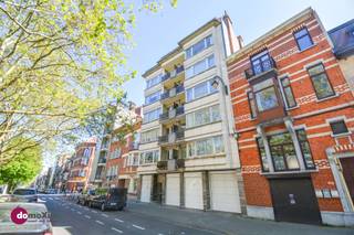 <p><span>Ruim 3-slaapkamerappartement met parking op toplocatie vlak bij Brussel</span></p><p><span>Ben je op zoek naar een ruim appartement op een uitstekende locatie, vlak bij het groen van het Koning Boudewijnpark en het Koninklijk Domein van Laken? Dan is dit appartement zeker een bezoek waard!</span></p><p><span>Dit verzorgde appartement bevindt zich op de tweede verdieping van een kleinschalige residentie en is momenteel verhuurd, wat het ook interessant maakt als investering.</span></p><p><span>Via de inkomhal kom je terecht in de ruime en lichtrijke leefruimte. Aansluitend bevindt zich de volledig geïnstalleerde keuken. Verder beschikt het appartement over drie volwaardige slaapkamers, een apart gastentoilet en een badkamer uitgerust met een ligbad en wastafel.</span></p><p><span>Je fiets stal je veilig in de gemeenschappelijke fietsenberging en bovendien beschik je over een private parkeerplaats.</span></p><p><span>De ligging is een absolute troef. Je woont op een steenworp van Brussel, omringd door groen en met een vlotte verbinding naar de E19, E40 en E314. Winkels, scholen, restaurants en openbaar vervoer bevinden zich bovendien op wandelafstand.</span></p><p><span>Op zoek naar een ruime gezinswoning of interessante investering op een strategische locatie? Contacteer ons vandaag nog voor een bezoek!</span></p><p><span>015 20 36 00<br />info@domoxim.be</span></p>