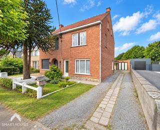 <p>Deze halfopen woning met veel mogelijkheden om er volledig een eigen thuis van te maken. De woning beschikt over een inkomhal, een leefruimte met zit- en eethoek, een keuken met toegang tot de droge kelder en het terras met apart toilet en een badkamer met douche en lavabo.<br /><br />Op de eerste verdieping bevinden zich 3 slaapkamers. De vaste trap leidt verder naar de ruime zolder, die dankzij de beschikbare oppervlakte heel wat potentieel biedt voor extra kamers, een hobbyruimte of bureauruimte.<br /><br />Buiten geniet de woning van een aangename tuin met zicht op wandel-en natuurgebied en een ruime tuinberging. Daarnaast beschikt het pand over een garage en een ruime oprit met plaats voor maar liefst 3 wagens. Een woning met een sterke basis, veel potentieel en tal van mogelijkheden, ideaal voor wie op zoek is naar een pand dat volledig naar eigen smaak en wensen kan worden ingericht.</p>
<br />Extra troeven<br /><br />
<ul>
<li>veel potentieel</li>
<li>aangename en rustige ligging</li>
<li>regenwaterput</li>
<li>rolluiken</li>
</ul>
<br />Deze woning is te koop ZONDER makelaar via het concept van Smart Houses. Wenst u verdere inlichtingen of een bezoek? Contacteer rechtstreeks de eigenaar via 0485/34.50.44