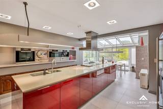 Deze authentieke en ruime woning (615 m²) bevindt zich in een rustige, groene wijk in een deelgemeente van Asse, met vlotte verbinding naar...