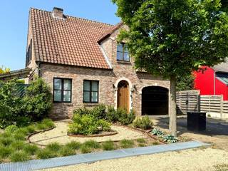 Instapklare vrijstaande woning met 4 slaapkamers op rustige ligging in Kasterlee<br /><br />In een zeer rustige en kindvriendelijke omgeving te Kasterlee bevindt zich deze ruime vrijstaande woning met een bewoonbare oppervlakte van 219 m². De woning werd de afgelopen jaren grotendeels gerenoveerd en combineert hedendaags comfort met een warme uitstraling.<br /><br />Op het gelijkvloers vindt u een inkomhal, gastentoilet, bureau of extra slaapkamer, een gezellige leefruimte met houtkachel en een volledig vernieuwde hypergeïnstalleerde keuken voorzien van kwalitatieve toestellen: combi-oven, oven, warmhoudlade, inductiekookplaat, Novi dampkap, vaatwasser, koelkast en wijnkoeler. Verder beschikt de woning over een praktische wasplaats met ingebouwde kasten, veel werkruimte, douche en aansluitingen voor wasmachine en droogkast, een voorraadberging en een inpandige garage.<br /><br />Op de eerste verdieping bevinden zich 3 ruime slaapkamers met mogelijkheid tot het creëren van een extra slaapkamer, een badkamer met ligbad, dubbel lavabomeubel en toilet. Daarnaast is er toegang tot de geïsoleerde zolderruimte.<br /><br />Buiten geniet u van een aangename zuid geörienteerde tuin en terras met automatische luifel.<br /><br />Extra troeven:<br /><br />219 m² bewoonbare oppervlakte<br />4 slaapkamers met mogelijkheid tot 5 ruime slaapkamers<br />2 badkamers<br />18 zonnepanelen met groene stroomcertificaten<br />Kruipkelder aanwezig<br />hoge rendementsketel<br />Waterpomp aangesloten op waterput<br />Nieuwe beglazing<br />Nieuwe voor- en achterdeur in afromosia hout<br />Vernieuwde elektriciteit en domotica + attest van conformiteit<br />Nieuwe binnendeuren<br />Instapklaar, met nog enkele afwerkingen mogelijk naar eigen smaak<br />Vernieuwd EPC attest &amp; asbest attest in bezit<br />