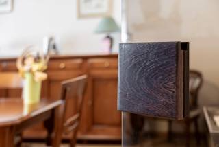 Spreekt een ruim appartement in een goed onderhouden gebouw u aan? Hecht u veel belang aan een vlotte verbinding met het stadscentrum, maar ook aan rust en een groene omgeving? Dan is dit eigendom de perfecte match voor u! Dit appartement van 109m², gelegen op de tweede verdieping, beschikt over twee slaapkamers, twee terrassen, een privatieve kelderberging en een optioneel aan te kopen garagebox.<br /><br />Indeling<br />Bij binnenkomst komt u terecht in de ruime inkomhal, die toegang biedt tot alle vertrekken. De lichtrijke woonkamer (42m²) is afgewerkt met een prachtige blokjesparket. De aparte keuken (10m²) is voorzien van alle nodige toestellen en biedt voldoende kastruimte. Aansluitend bevindt zich een praktische berging met de verwarmingsketel.<br />Verder beschikt het appartement over twee ruime slaapkamers (17m² en 12m²). De badkamer (6m²) is uitgerust met een inloopdouche, wastafel en toilet. Daarnaast is er een apart gastentoilet en een berging met ingemaakte kasten (6m²).<br />Het appartement beschikt over twee terrassen (8m²). Het eerste bereikt u via de woonkamer, het tweede, westgericht, via beide slaapkamers (9m²).<br />Verder beschikt het appartement over een privatieve kelderberging (D2), een gemeenschappelijke fietsenstalling en de mogelijkheid om garagebox nr. 62 op het gelijkvloers aan te kopen voor € 30.000.<br /><br />Ligging<br />Het gebouw bevindt zich in een rustige woonomgeving, met winkels, een bakker, slager, apotheek en artsen op wandelafstand. Vlak voor de deur stopt tram 5 (momenteel tijdelijk tram A9), waarmee u in ongeveer 20 minuten het historische centrum van Antwerpen bereikt. Ook de Bremweide, het Ertbruggebos en het Rivierenhof bevinden zich vlakbij.<br /><br />Pluspunten<br />- Ruim appartement van 109m²<br />- EPC-label B<br />- Elektrische installatie conform tot 2038<br />- Mogelijkheid tot aankoop garagebox<br />- Zeer goed onderhouden gebouw<br /><br />Klinkt dit appartement als uw toekomstige thuis? Bel dan snel One vastgoed via 03 360 85 30!