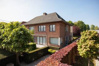 Meer info of een bezoekje? Gelieve te bellen naar 0485/321.842!Deze goed onderhouden halfopen bebouwing bevindt zich in een residentiële straat met...