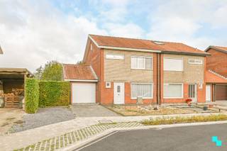 Ontdek deze gezinswoning met drie slaapkamers en inpandige garage, gelegen in een rustige en kindvriendelijke doodlopende straat te Sint-Eloois-Winkel. De woning beschikt over een bewoonbare oppervlakte van 163 m² (volgens EPC-attest, kelder niet inbegrepen) en is gelegen op een perceel van 328 m², op wandelafstand van het centrum van Sint-Eloois-Winkel en in de nabijheid van het op- en afrittencomplex E403 (Izegem). Volgende indeling: Inkomhal met apart gastentoilet, ruime leefruimte en eetkamer met zicht op de tuin, keuken met rechtstreekse toegang tot de kelder en de inpandige garage. De eerste verdieping bestaat uit: Nachthal, drie slaapkamers en de badkamer (Ligbad, toilet en wastafel). De zolder is te bereiken via het trapluik in de nachthal. De tuin is noordwest georiënteerd en beschikt over een overdekt terras en zijpoortje. EPC F - renovatieverplichting | Decentrale verwarming op stookolie | Zesmaal HR-beglazing (PVC-Hout) - viermaal enkele beglazing (Houten schrijnwerk) | Dakisolatie (6 cm MW) | Regenwater (5.000 L) | Rolluiken | Waterinfo: Perceelscore - A | Gebouwscore - A | Zeer gunstige, kindvriendelijke ligging in doodlopende straat. Margot organiseert voor deze woning de bezoeken, mits het maken van een afspraak