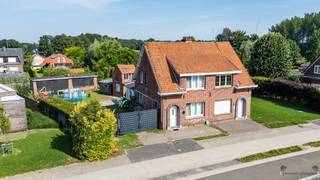 <h3><span>Instapklare halfopen bebouwing met 3 slaapkamers, ruime bijgebouwen en zonnige tuin</span></h3><p><span>Bent u op zoek naar een instapklare woning waar u meteen kunt intrekken? Dan zal deze smaakvol gerenoveerde halfopen bebouwing aan de Liersebaan 151 in Zandhoven u ongetwijfeld weten te bekoren. De woning werd in </span><span>2020 grondig gerenoveerd</span><span> en combineert een moderne afwerking met praktische leefruimtes, ruime bijgebouwen en een zonnige tuin.</span></p><p><span>Bij het binnenkomen valt meteen de verzorgde afwerking op. De lichtrijke </span><span>woonkamer van 33 m²</span><span> straalt klasse uit dankzij de grote raampartijen, stijlvolle plafondafwerking met ingebouwde verlichting, de luxueuze wandafwerking en de hoogwaardige keramische tegelvloer die doorloopt over het volledige gelijkvloers. Deze ruimte biedt een warme en uitnodigende sfeer waar gezelligheid centraal staat.</span></p><p><span>Aansluitend bevindt zich de </span><span>ruime leefkeuken van 21 m²</span><span>, ingericht met een hedendaagse keuken voorzien van alle nodige inbouwtoestellen en voldoende werk- en kastruimte. Dankzij de open eetruimte vormt dit het hart van de woning waar het aangenaam tafelen is met familie en vrienden.</span></p><p><span>Op het gelijkvloers bevindt zich tevens een </span><span>moderne badkamer</span><span>, uitgerust met een ruime inloopdouche met regenkop, een stijlvol badkamermeubel, toilet en bidet. Ook hier werd gekozen voor kwalitatieve materialen en een tijdloze afwerking.</span></p><p><span>Via de verzorgde trap bereikt u de eerste verdieping waar zich </span><span>drie slaapkamers</span><span> bevinden van respectievelijk </span><span>17,5 m²</span><span>, </span><span>9,5 m²</span><span> en </span><span>7,5 m²</span><span>. Deze kunnen perfect dienen als hoofdslaapkamer, kinderkamers, dressing, bureau of hobbyruimte.</span></p><p><span>Buiten biedt deze eigendom nog heel wat extra mogelijkheden. Achter de woning bevinden zich </span><span>twee praktische bijgebouwen</span><span>. Het eerste is ingericht als een comfortabele wasplaats met aansluitingen voor wasmachine en droogkast en beschikt daarnaast over extra bergruimte voor tuinmateriaal. Het tweede bijgebouw van maar liefst </span><span>45 m²</span><span> is ideaal als werkplaats, opslagruimte, atelier of hobbyruimte.</span></p><p><span>De </span><span>zuidwestgerichte tuin van ongeveer 450 m²</span><span> vormt een absolute troef. Hier geniet u de hele namiddag en avond van de zon. Dankzij het ruime gazon, de verschillende terrassen en de aanwezige speelruimte is dit een ideale tuin voor gezinnen met kinderen, tuinliefhebbers of mensen die graag buiten vertoeven. Bovendien biedt de tuin voldoende privacy en tal van mogelijkheden om volledig naar eigen smaak in te richten.</span></p><p><span>Kortom, deze verzorgde en instapklare woning combineert een stijlvolle afwerking, praktische indeling, veel bergruimte en een aangename buitenomgeving op een vlot bereikbare ligging in Zandhoven, nabij winkels, scholen, openbaar vervoer en belangrijke verbindingswegen.</span></p>