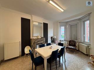 <p><span>INSTAPKLARE WONING MET 3 SLAAPKAMERS EN TUIN</span></p><p><span>Richtprijs : 299.000 euro</span></p><p><span> </span></p><p><span>Deze woning is ideaal gelegen in de nabijheid van scholen, winkels en openbaar vervoer.</span></p><p><span> </span></p><p><span>De woning heeft volgende indeling : op het gelijkvloers treft u de ruime inkomhal met toegang tot de living -en eetruimte, de ingerichte keuken en berging.</span></p><p><span> </span></p><p><span>Op de eerste verdieping treft u de 3 slaapkamers en een badkamer.</span></p><p><span> </span></p><p><span>Op de tweede verdieping is er nog een zolder toegankelijk via een vaste trap.  Deze kan ingericht worden als kamer.</span></p><p><span> </span></p><p><span>Op de zijkant van het perceel is een ruime oprit aanwezig!</span></p><p><span> </span></p><p><span>Achteraan de woning is er nog een zonnig terras en tuin.</span></p><p><span> </span></p><p><span>De woning is voorzien van dubbele beglazing in PVC en wordt verwarmd met centrale verwarming op stookolie.</span></p><p><span> </span></p><p><span>Gunstig EPC-label C dus geen renovatieverplichting!</span></p><p><span> </span></p><p><span>Voor meer info of bezoek bel Louis op 0472/29.25.04 of mail naar <span>Louis@svena.be</span></span></p><p><span> </span></p><p><span> </span></p><p><span>Stedenbouwkundig uittreksel/inlichtingen in aanvraag! </span></p><p><span>Deze gegevens zijn louter informatief en wij kunnen niet aansprakelijk gesteld worden voor eventuele onjuistheden. </span></p><p><span>De bewoonbare oppervlakte is slechts indicatief.</span></p><p><span> </span></p><p><span> </span></p><p><span> </span></p><p><span> </span></p>