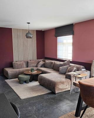 <p>Deze ruime, instapklare en energiezuinige halfopen woning is rustig gelegen in Sint-Lenaarts, op wandelafstand van het centrum.<br />Met 3 ruime slaapkamers, een aparte praktijk-/bureauruimte, een volledig afgewerkte zolder, grote tuin en twee garages biedt deze woning bijzonder veel ruimte en mogelijkheden.</p><p>Op het gelijkvloers bevindt zich een ruime en lichtrijke leefruimte met zit- en eetgedeelte. De ruime keuken is voorzien van een kookeiland en sluit aan op een praktische berging, ideaal voor extra voorraad en opbergruimte.</p><p>Daarnaast beschikt het gelijkvloers over een aparte praktijk-/bureauruimte. Deze ruimte is ideaal voor thuiswerk, een vrij beroep, zelfstandige activiteit of als hobbyruimte.</p><p>De woning telt 3 ruime slaapkamers en een volledig afgewerkte zolder, die nog heel wat extra mogelijkheden biedt als hobby-, sport-, speel- of polyvalente ruimte.</p><p>De ruime badkamer is voorzien van een vrijstaand ligbad, grote inloopdouche en dubbele lavabo. Daarnaast zijn er in de woning 2 aparte toiletten, wat extra comfort biedt voor een gezin.</p><p>Ook buiten is er veel ruimte. De woning beschikt over een grote tuin met terras en overkapping, ideaal om volop van de buitenruimte te genieten.</p><p>Parkeren en opbergen vormen eveneens geen probleem dankzij de inpandige garage, parkeergelegenheid op eigen terrein én een extra grote garage achteraan.</p><p>Ook op energetisch vlak scoort de woning uitstekend. Ze beschikt over 9 zonnepanelen, vloerverwarming zowel beneden als boven en heeft een uitstekende energiescore van EPC A – E-peil 24.</p><p>Kortom:<br />Een ruime, energiezuinige en instapklare gezinswoning met veel extra ruimte en mogelijkheden, zowel voor gezinnen als voor wie wonen en werken graag combineert.</p>