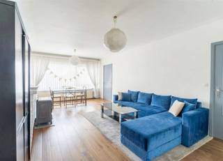 <p>🌿🌿 <strong>Lichtrijk appartement in een aangename buurt</strong><br />Dit appartement op de tweede verdieping van een kleinschalig gebouw combineert licht, comfort en een praktische indeling. Dankzij de kleine mede-eigendom zijn er <strong>geen syndicuskosten</strong> en <strong>zeer lage maandelijkse lasten</strong>.</p><p>🏡 <strong>Indeling & wooncomfort</strong><br />Via de inkomhal komt u in de ruime leefruimte met grote raampartijen en zicht op groen en parking. Aansluitend is de keuken met toegang tot het terras. Aan de andere kant is een extra ruimte, ideaal als bureau of hobbykamer. Het appartement beschikt over een grote slaapkamer met daarachter een kinderkamer, een badkamer en een apart toilet. Overal ligt een prachtige donkere parketvloer. Keuken en badkamer hebben onderhoudsvriendelijke donkere tegels.</p><p>🌳 <strong>Omgeving</strong><br />Rustige Meetjeslandwijk, op wandelafstand van verschillende supermarkten (Lidl, Aldi, Albert Heijn & Carrefour), scholen en openbaar vervoer. Genoeg parkeerplaatsen voor de deur, parking gegarandeerd!</p><p>🚗 <strong>Bereikbaarheid</strong><br />Op minder dan 10 min van de Antwerpse Ring en Antwerpen Zuid. </p><p>📩 <strong>Interesse?</strong><br />Wenst u meer informatie of had u graag een bezichtiging gewenst? Info@markasa.be<span></span> of 03/827.72.92</p>