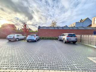Le box de garage est situé dans le centre d'Aalter.<br /><br />Il est accessible via l'entrée de la Spijkerstraat. Ensuite, vous pouvez facilement franchir un portail fermé pour rejoindre Stationsstraat.<br /><br />Le box de garage est équipé d'un portail automatique, ce qui le rend sûr et verrouillable via une télécommande. <br />Possibilité de recharger via la présence d'une borne de recharge si vous le souhaitez. Si cela est utilisé, une commission de 150,00€ par mois sera facturée.<br /><br />Intéressé par la location de ce box de garage ? Alors n'hésitez pas à nous contacter.
