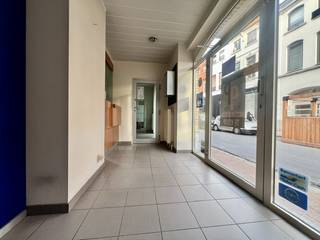 Te midden centrum Zottegem vinden we deze commerciële ruimte (voormalig bankkantoor) bestaande uit een inkom of wachtruimte, ruime kantoorruimte en een afgesloten bureel! Verder is er keuken en een afzonderlijk toilet, alsook een afzonderlijke berging. We beschikken hier ook over een buitenruimte. Momenteel is alles ingericht als kantoor met inbouwkasten en burelen, welke ook inbegrepen zijn in de verkoopprijs. Dit pand met goede visibiliteit kan dienen voor meerdere doeleinden zoals kantoor, vrij beroep of winkel! Breng gerust een bezoek en ervaar zelf de mogelijkheden ! Voor meer inlichtingen of een bezoek, contacteer Veronique 0483/676579