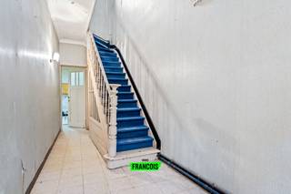 Deze te renoveren woning bevindt zich in het hart van Diksmuide, op een boogscheut van de Grote Markt, openbaar vervoer en winkels.<br /><br />Bij binnenkomst komt u in de inkomhal met hoge plafonds die leidt tot de leefruimte met aanpalend de eetkamer en keuken. Verder heb je op het gelijkvloerse verdiep nog een badkamer en een veranda met uitzicht op de stadskoer. <br /><br />Op het eerste verdiep bevinden zich 2 ruime slaapkamers en een kinderkamer. Op het tweede verdiep bevinden zich nog 2 slaapkamers en een zolderkamer.<br /><br />Buiten heb je nog een aantal opbergruimtes en toegang tot een grote werkplaats en garage van 60 m². Bovendien heb je hier ook nog een zolderruimte.<br /><br />Bouwtechnisch is deze woning voorzien van deels al hoogrendementsbeglazing en enkele beglazing. Verder wordt de woning verwarmd via 3 gaskachels.<br /><br />Heeft u interesse in deze woonst? Contacteer ons snel en plan uw bezoek in.<br /><br />