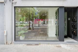 Saisissez dès maintenant votre chance de développer une entreprise florissante sur l'Eilandje !<br />Cet espace commercial prêt à l'emploi (environ 75 m²) situé dans le quartier animé de l'Eilandje constitue le point de départ idéal pour réaliser vos ambitions professionnelles.<br />Visibilité maximale, impact maximal : grâce à une vitrine accueillante, vous bénéficiez d'une bonne visibilité. L'espace respire le professionnalisme grâce à un aménagement intemporel et soigné qui fait immédiatement forte impression.<br />À l'arrière, vous trouverez des armoires encastrées qui permettent un rangement efficace. Il y a également une kitchenette séparée et des toilettes séparées.<br />L'emplacement est facilement accessible en transports en commun, à proximité des principales voies d'accès et entouré de lieux incontournables tels que le ZAS, le MAS et le Red Star Line Museum.<br />En bref : c'est l'occasion d'installer votre entreprise dans l'un des quartiers les plus prisés d'Anvers.<br />L'ensemble du bâtiment a été rénové en 2018. Metres carrés privés. Chauffage central au gaz.