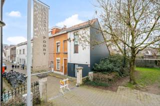 Ontdek nu deze zeer grondige en smaakvol verbouwde woning (2015).
De woning is centraal maar toch rustig gelegen.
Naast de woning is er een gezellig parkje met speeltuin gelegen, die ook toegankelijk is van de koer aan de achterzijde van de woning.
Aan de voorzijde van de woning is er de inkom, berging met plaats voor wasmachine, en het gastentoilet. Verder komen we in de leefruimte met open keuken en toegang naar het koertje vanwaar je toegang hebt tot het park.
Op de eerste verdieping is er de badkamer en een eerste ruime slaapkamer.
Op de  2de verdieping is er nog een heel grote 2de slaapkamer.
Bezoek? Bel Matthias 0497/76.84.89
