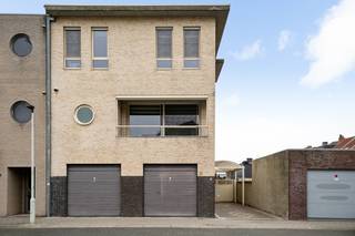 Deze veelzijdige, instapklare woning met studio is centraal gelegen te Lier.<br /><br />Op het gelijkvloers is er een ruime, zeer lichtrijke studio met open keuken en badkamer. Deze entiteit geeft tal van mogelijkheden zoals, praktijkruimte, kangoeroe wonen, verhuring etc.. De keuken is volledig geïnstalleerd en de badkamer is voorzien van een douche, handenwasser en toilet.<br />De studio heeft bovendien een zuinig EPC label B (177 ref.3634938 (56m²).<br /><br />De woning is praktisch ingedeeld en heeft een zeer zuinig EPC label A (53).<br />Op de eerste verdieping is er de ruime tevens lichtrijke leefruimte met volledig geïnstalleerde open keuken.<br />Verder is er nog een praktische berging en apart toilet.<br /><br />Op de tweede verdieping zijn er 3 ruime slaapkamers (13m²/13m²/16m²) en 2 badkamers waarvan één ensuite badkamer met een hoekbad en dubbele lavabo. De tweede badkamer is bereikbaar via de gang en is uitgerust met douche en enkele lavabo in een badkamermeubel. Het toilet is apart.<br /><br />Bovendien genieten zowel de studio als de woning van de gezellige stadstuin.<br /><br />Tot slot zijn er 2 garages elk met een sectionale poort met oprit. <br /><br />Pluspunten:<br />+ Centrale locatie<br />+ Ruime woning met studio<br />+ Zonnepanelen (20 stuks + batterij)<br />+ 3 Slaapkamers<br />+ Studio met leefruimte, keuken, badkamer<br />+ Mogelijkheid tot kangoeroe wonen<br />+ EPC label A (woning) <br />+ EPC label B (studio)<br /><br />Heeft u interesse in deze instapklare woning met studio? Neem dan contact op met VB Vastgoed via 03 337 50 70 of info@vbvastgoed.be.