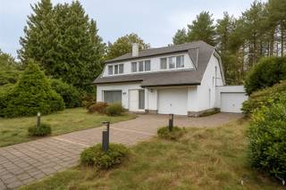 PROPRIÉTÉ SUR UN TERRAIN SPACIEUX DE 1 500 M²Vous êtes à la recherche d'une maison élégante et bien entretenue dans un endroit calme mais central ?...