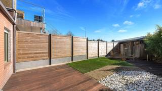 Deze woning wordt aangeboden met een STARTPRIJS : elk bod hoger dan deze startprijs, wordt voorgelegd aan de eigenaars, die al dan niet kunnen ingaan op dit aanbod.<br /><br />Mooie woning met een zonnige tuin en parkeergelegenheid in hartje Heist, op korte afstand van het strand. In slechts enkele minuten, via het rustige Directeur-Generaal Willemspark, staat u op de Zeedijk. Een prima locatie voor zowel vaste bewoning als tweede verblijf. Alle voorzieningen in een straal van 500 meter. Uiterst centraal en rustig gelegen.<br /><br />Plaats voor een wagen op de oprit van de woning. <br />Achteraan de woning is er de mogelijkheid tot het huren of kopen van een bijkomende garagebox.<br /><br />Indeling:<br />Grote inkomhal met een aparte berging voor WM/DK. Via de inkomhal komt u terecht in een enorme leefkeuken voorzien van een kook- en eeteiland. Aansluitend een grote living met raampartijen over de volledige breedte wat zorgt voor veel licht en een leuke connectie met de tuin. Op de eerste verdieping een veelzijdige ruimte die kan dienen als tv- of leeshoek, of als bureau voor thuiswerk. Verder nog 2 slaapkamers, een badkamer en een apart toilet op deze étage. Vaste trap naar de tweede verdieping waar u terechtkomt in een prachtige masterbedroom met zijn eigen privé-badkamer. Als laatste nog een grote opbergzolder onder de nok.<br /><br />Een huis met veel ruimte, een toffe indeling en veel troeven.<br /><br />Bezoek gewenst of meer informatie?<br />Contacteer Sacha Vanrafelghem op GSM 0487/43.79.10.