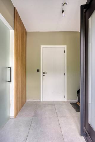 [[ DIT PAND NEEMT DEEL AAN DE ERA OPEN HUIZEN DAG OP 6/12 VAN 11:00 TOT 12:00 ]]
<span><span><span><strong><u>BEN-woning met drie slaapkamers in Koningshooikt</u></strong></span></span></span><br /><span><span><span>Deze BEN woning betreed je via de inkomhal met vestiaire en gastentoilet met handenwasser. U loopt door naar een ruime leefruimte en eetkamer met veel lichtinval dankzij de grote ramen die uitkijken op de aangelegde tuin met tuinhuis. De open keuken is voorzien van alle nodige toestellen; oven, microgolfoven, inductiekookplaat, dampkap en koelkast. Aansluitend aan de keuken bevindt zich een wasplaats/extra bergruimte.</span></span></span><br /><span><span><span>Op de eerste verdieping bevindt zich de badkamer met douche, dubbele wastafel in meubel en toilet. Er zijn drie slaapkamers aanwezig waarvan één met aansluitend een dressing. </span></span></span><span><span><span>De ruime zolder is nog niet volledig afgewerkt maar biedt nog tal van mogelijkheden.</span></span></span><br /><span><span><span><u>Bijzonderheden:</u></span></span></span><br /><span><span><span>- BEN woning</span></span></span><br /><span><span><span>- Instapklaar</span></span></span><br /><span><span><span>- Zuid-Oost gerichte tuin</span></span></span><br /><span><span><span>- Verkoop onder registratierecht (2% enige eigen woning)</span></span></span>