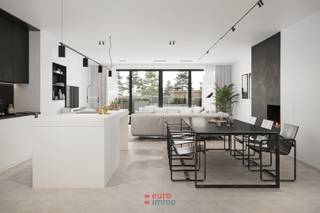 Nous sommes fiers de vous présenter ce projet neuf à petite échelle, écoénergétique, composé de trois maisons situées le long de l’Oude Veurnevaart.<br />Cette maison offre un espace de vie spacieux avec une cuisine ouverte, trois chambres, un dressing, deux toilettes, une salle de douche, une salle de bain, une buanderie, un espace polyvalent et un grand jardin. Le stationnement est prévu sur une allée privée.<br />Les maisons sont situées à l’Oude Veurnevaart 85, 8620 Nieuwpoort, un emplacement privilégié à la périphérie du centre historique. Vous trouverez à quelques pas des commerces, des écoles et des transports en commun, avec un accès rapide à l’autoroute. Cette localisation combine l’accessibilité et la sérénité d’un environnement calme et verdoyant.<br />Ce projet met l’accent sur la qualité et le confort de vie. Grâce à l’utilisation de matériaux haut de gamme et de techniques modernes et écoénergétiques, les maisons sont finies avec soin. Les grands jardins offrent de nombreuses possibilités pour profiter de l’environnement naturel, en contraste marqué avec les petites cours urbaines souvent proposées.<br />Le design réfléchi de l’architecte répond parfaitement aux besoins d’une famille moderne. Avec un agencement pratique, une abondance de lumière naturelle, des espaces de vie généreux et une attention particulière portée à l’efficacité énergétique, cette maison garantit un confort optimal, à l’intérieur comme à l’extérieur.