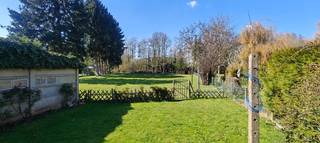 <p><span>Charmante halfopen woning met uitzonderlijk ruime tuin in Maasmechelen (Boorsem)</span></p><p><span>Deze karaktervolle halfopen bebouwing uit 1955 biedt een uitstekende basis voor wie op zoek is naar ruimte, rust en mogelijkheden. De woning is gelegen op een perceel van maar liefst </span><span>14a02ca</span><span> en beschikt over een bewoonbare oppervlakte van circa 145 m².</span></p><p><span>Via de inkomhal betreedt u het gelijkvloers, waar u wordt verwelkomd in een ruime leefruimte. Aansluitend vindt u de keuken, een praktische berging en een apart gastentoilet.<br />Op de bovenverdieping bevinden zich drie volwaardige slaapkamers en een badkamer. Verder beschikt de woning over een kleine kelder en een aparte garage.</span></p><p><span>Achteraan geniet u van een aangenaam terras met een prachtig open zicht op de uitzonderlijk ruime tuin een absolute troef voor tuinliefhebbers, gezinnen of iedereen die graag buiten vertoeft. Vooraan is er bovendien ruime parkeergelegenheid.</span></p><p><span>De woning wordt verwarmd via verwarming op mazout, en de elektrische installatie is niet conform.</span></p><p><span>Gelegen in het charmante Maasdorp Boorsem, combineert deze woning een rustige, groene omgeving met een vlotte bereikbaarheid. Zowel autosnelwegen als het Nationaal Park Hoge Kempen bevinden zich in de directe nabijheid.</span></p><p><span>Een woning boordevol potentieel op een uitstekende ligging!</span></p><p><span> </span></p><p><span>“Dit pand kan onderhevig zijn aan de renovatieverplichting die door de Vlaamse overheid wordt opgelegd voor residentiële gebouwen. Consulteer voor meer informatie de website van het Vlaams Energie- en Klimaatagentschap via <span>https://www.energiesparen.be/renovatieverplichting-residenti%C3%ABle-gebouwen-2023</span></span><span>”</span></p><p><span> </span></p><p><span>Meer info of graag een bezichtiging? Neem contact op met Iris via Carolien<span>@jemar.be</span></span><span> of 0484357067.</span></p><p><span> </span></p><p><span> </span></p><p><span> </span></p>