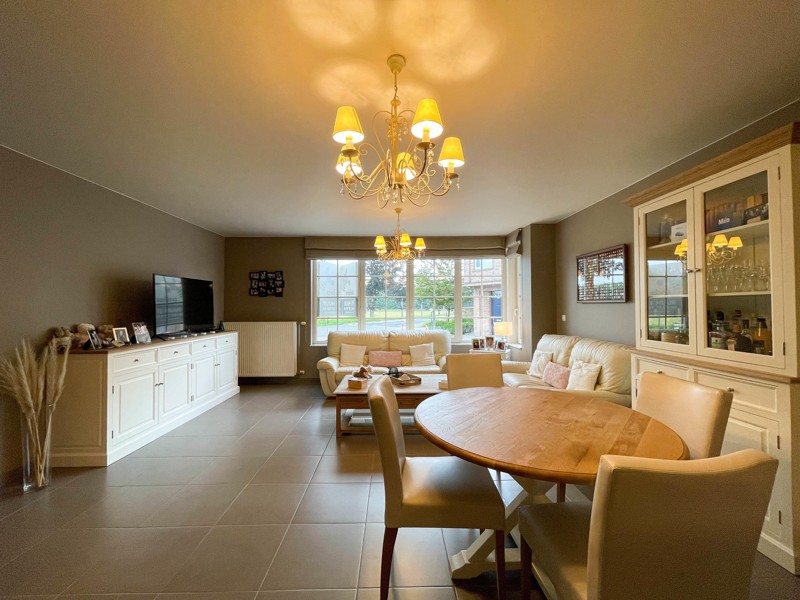 Modern appartement met 2 slaapkamers, terras en garage op centrale ligging te Wakken! - foto 3