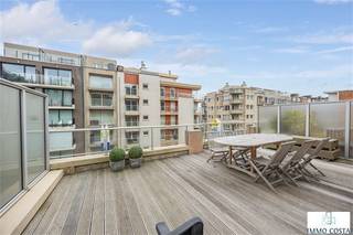 Prachtig en ruim duplex dakappartement met zeer ruime dakterrassen midden in het winkelcentrum en vlakbij de Zeedijk. Indeling : VERDIEPING 4 :...