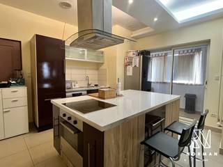 Bij het betreden van de woning kom je meteen in de ruime en lichtrijke leefruimte terecht. Aansluitend vind je een apart gastentoilet en een...