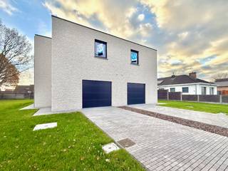 LAATSTE WONING TE KOOP ! <br />Deze moderne en praktische nieuwbouwwoning ligt op een zeer goede ligging te Evergem en ligt op een ideaal ZUIDgericht perceel ! Deze woning is ideaal voor wie zoekt naar een prachtige nieuwbouw met alle comfort op een zeer strategische ligging ! De ruimtes zijn meer dan logisch en er werd gekozen voor warme, tijdloze &amp; smaakvolle materialen !<br />Troeven: <br />- Halfopen bebouwing op een ideaal perceel van 381m² - ZUIDgericht; <br />- Volledig afgewerkt - NIEUWBOUW EERSTE BEWONING !<br />- TOPLIGGING te Evergem !<br />- E-peil 0 - mede door de vooruitstrevende energievoorzieningen !<br />- Verwarming via warmtepomp (vloerverwarming met aparte thermostaten); <br />- Aanwezigheid zonnepanelen (5.400Wp) + THUISBATTERIJ (5kW) !!<br />- Ventilatiesysteem + domotica + inbouw spots;<br />- Op maat gemaakte OPEN KEUKEN (incl. toestellen); <br />- PRACHTIGE BADKAMER met bad &amp; inloopdouche;<br />- 2 toiletten (beneden en boven);<br />- 3 ruime slaapkamers;<br />- Inpandige garage;<br />- Regenwaterput (7.500L);<br />- Prijs is excl. 21% BTW (constructie) en registratierechten op de grond.<br /><br />Indeling: inkom, apart toilet, leefruimte met open keuken en de inpandige garage met wasplaats.<br />1ste verdieping: nachthal, apart toilet, 3 slaapkamers en de badkamer met bad &amp; douche. <br />+ de aangename tuin met zonneterras.<br />+ de praktische oprit. <br /><br />ABSOLUTE AANRADER !<br />Meer info of een bezoek ter plaatse? Bel WIJSvastgoed op +32 9 395 80 10 !