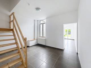 Op een boogscheut van het centrum van Roeselare is deze instapklare woning klaar voor een nieuw hoofdstuk. Op het gelijkvloers vinden we de leefruimte, eethoek, keuken en een gastentoilet. Op de eerste verdieping bevinden zich 2 slaapkamers, terwijl de tweede verdieping voorziet in een derde slaapkamer en een badkamer met dubbele wastafel, douche en ligbad. Verder beschikt de woning over een aangename tuin met handige tuinberging. <br /><br />Extra troeven:<br />- Asbestveilig<br />- Conforme elektrische installatie<br />- EPC Label C <br /><br />Een ideale starterswoning of interessante investeringsopportuniteit voor verhuur! <br /><br />*AI beelden geven een indicatie van de inrichtingsmogelijkheden