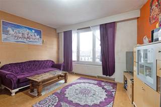 Doe een bod vanaf 149 000 euroCentrum van Brussel - BotanicTe moderniseren 1 slaapkamer appartement (58m²) op de 6de verdieping in de levendige Madouwijk omvattende: inkomhall, wc, keuken, woonkamer (21m²), 1 slaapkamer (10m²), balkon + bergingskamer op de 9de verdieping (11m²). Panoramisch zicht over de stad. Het appartement is verhuurd aan €850/maand lasten inb. Ideaal als investering of startersappartement. Voor een bezoek bel 054/34.34.34.