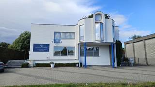 Uitzonderlijke investering met tal van mogelijkheden – praktijk, woning én opbrengsteigendom aan de HasseltwegOntdek deze volledig ingerichte dokterspraktijk met bovenliggende woning én aangrenzende building met verhuurd appartement en multifunctionele ruimte — ideaal als praktijk, kantoor of investering.Gelegen aan het begin van de Hasseltweg, geniet deze eigendom van een toplocatie met maximale zichtbaarheid en vlotte bereikbaarheid.De praktijkruimte is instapklaar en professioneel uitgerust, met een ruime wachtzaal, receptie en drie volledig ingerichte kabinetten. Dankzij de aanpalende eigendom en de bovenliggende woonst is uitbreiding perfect mogelijk.De woning boven de praktijk is onmiddellijk bewoonbaar, smaakvol afgewerkt en voorzien van kwalitatieve materialen.De naastgelegen building omvat:Een gelijkvloerse multifunctionele ruimte (ideaal als kantoor, praktijk of bijkomend appartement)Een verhuurd appartement op de verdieping – goed voor onmiddellijk rendementBovendien beschikt het pand over parkeerplaatsen aan de voorzijde, een aangelegde tuin en een garage achteraan.Een zeldzame kans voor wie wonen, werken en investeren wil combineren op één strategische locatie!Interesse? Neem vandaag nog contact op met ons kantoor voor meer informatie of een bezoek ter plaatse.