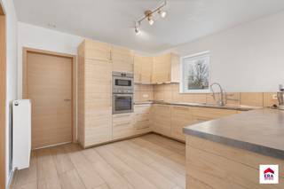 Op zoek naar een energiezuinige en instapklare villa op een toplocatie in Wemmel? Deze recente woning (bouwjaar 2021) combineert moderne luxe...