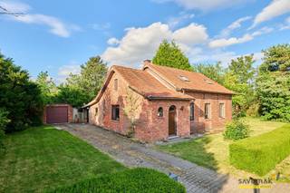 <p><span>Deze rustig gelegen woning staat instapklaar op je te wachten.</span></p><p><span>Het totale perceel meet 12a46ca en grenst aan het idyllische kanaal van Beverlo.</span></p><p><span> </span></p><p><span>Binnen is er alvast grotendeels gerenoveerd, op de badkamer na.</span></p><p><span> </span></p><p><span>In het geheel zijn er 4 slaapkamers, waarvan 1 gelijkvloers. De woonruimte oogt fris en heeft een mooie lichtinval.</span></p><p><span> </span></p><p><span>Het dient gezegd: de achterbouw behoeft wel wat aandacht.</span></p><p><span><br />Verder staat er nog een ruime garage tot uw beschikking.</span></p><p><span> </span></p><p><span> </span></p><p><span>Renovatieverplichting residentiële gebouwen van toepassing.<br />Meer info: <span>https://energiesparen.be/renovatieverplichting</span></span></p><p><span> </span></p><p><span>Bestuursmaatregelen in het maatregelenregister: nee</span><span> </span></p><p><span> </span></p><p><span> </span></p>