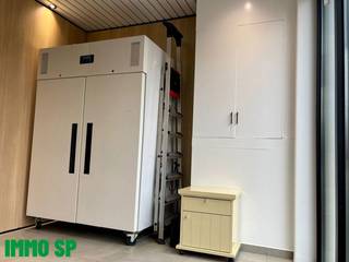 Commercieel gelijkvloers gelegen vlakbij het station en het centrum van Geel.Het handelspand is opgedeeld in 2 ruimtes. De voorste commerciële ruimte...