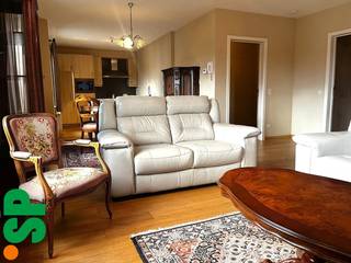 Het appartement heeft de volgende indeling: Men komt binnen via de inkomhal waarna men in de ruime en lichtrijke living komt (parket, 27m²)...