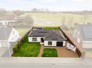 GELIJKVLOERSE GERENOVEERDE VILLA MET PRACHTIG LANDELIJK ZICHT IN KUURNEDeze volledig gerenoveerde en energiezuinige villa (EPC A) biedt een...