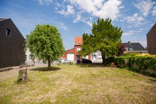 <p><strong><span>Building plot for detached house construction in Torhout</span></strong></p>
<p><span>Are you looking for the perfect plot to build your dream home? This building plot located at </span><strong><span>23 Kasteelstraat in Torhout</span></strong><span> offers a great opportunity for those who wish to create a detached home in a pleasant residential environment.</span></p>
<p><span>The plot enjoys a quiet and well-connected location in Torhout. Thanks to its location, you have easy access to the town centre of Torhout, where you will find all necessary amenities such as shops, supermarkets, schools, restaurants and services. The Torhout railway station and public transport are also located nearby.</span></p>
<p><span>The location combines peace and accessibility: the main roads towards surrounding towns and cities are easily accessible. Nature lovers will appreciate Torhout’s green surroundings, offering many walking and cycling opportunities, including the nearby </span><strong><span>Groenhovebos</span></strong><span> area.</span></p>
<p><span>This building plot is suitable for the construction of a </span><strong><span>detached house</span></strong><span>, giving you the freedom to design and realise your own residential project.</span></p>
<p><span>An additional advantage: </span><strong><span>construction may benefit from a reduced VAT rate of 6%</span></strong><span> (subject to conditions), providing an interesting opportunity for future builders.</span></p>
<p><strong><span>Property highlights:</span></strong></p>
<ul>
<li><span>Building plot for a detached house</span></li>
<li><span>Quiet location in Torhout</span></li>
<li><span>Good access to the town centre and surrounding areas</span></li>
<li><span>Close to shops, schools and public transport</span></li>
<li><span>Green surroundings</span></li>
<li><span>Possibility to build with 6% VAT (subject to conditions)</span></li>
</ul>
<p><span>A unique opportunity for those looking to create their own dream home in a pleasant location in Torhout.</span></p>
<p><span>For more information, please contact Eva at </span><strong><span>0475/69.38.22</span></strong><span> or </span><strong><span>eva@vicusvastgoed.be</span></strong><span>.</span></p>