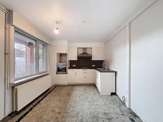 Deze te renoveren woning is de perfecte opportuniteit voor wie op zoek is naar een eigendom die volledig naar eigen stijl en wensen ingericht kan worden. Dankzij de uitstekende ligging vormt dit pand een waardevolle investering of ideale gezinswoning. Kortom, de perfecte start voor uw renovatieverhaal!<br /><br />INDELING:<br />- inkomhal<br />- ruime leefruimte/eetkamer met veel lichtinval voorzien van rolluiken<br />- keuken<br />- kelder<br />- wasplaats/berging<br />- 2 slaapkamers<br />- badkamer<br />- zolder met technische ruimte en mogelijkheid tot een 3e slaapkamer<br />- tuinberging/garage<br />- grote zonnige tuin<br /><br />Waarom dit de perfecte investering is?<br /><br />- Toplocatie: strategisch gelegen nabij Aalter met een vlotte verbinding naar de E40 <br />- Recente upgrades: vernieuwd buitenschrijnwerk <br />- Potentieel: mogelijkheid tot 3 slaapkamers<br />- Buitenruimte: een tuin waar u volledig tot rust kunt komen<br />- Aanwezigheid van een droge kelder<br /><br />Ziet u de mogelijkheden van dit renovatieproject en wilt u deze woning zelf ontdekken? Plan dan snel uw bezoek in!<br /><br />Deze AI-visualisaties zijn bedoeld als inspiratie. Er werd geen rekening gehouden met technische specificaties, stedenbouwkundige voorschriften of de concrete mogelijkheden tot realisatie.<br /><br /><br />Dit pand is onderworpen aan de renovatieverplichting van de Vlaamse overheid voor residentiële gebouwen (behoudens bij sloop binnen 5 jaar na de aankoop). Consulteer voor meer informatie de website van het Vlaams Energie- en Klimaatagentschap via https://www.vlaanderen.be/een-woning-kopen/renovatieverplichting-voor-residentiele-gebouwen