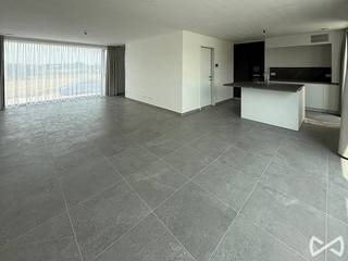 In het rustige, groene Zwalm vind je deze energiezuinige nieuwbouwwoning, ideaal voor wie op zoek is naar hedendaags comfort in een landelijke omgeving.<br /><br />De woning biedt vier ruime slaapkamers, een garage en een lichte leefruimte met prachtig uitzicht op de omliggende velden. Dankzij de slimme indeling en kwaliteitsvolle afwerking is dit de perfecte thuisbasis.<br /><br />Bovendien voldoet de woning aan de nieuwste energie- en isolatienormen, afgewerkt met gordijnen en voorzien van verlichting, helemaal klaar voor de toekomst.<br /><br />Voor meer informatie of een vrijblijvend bezoek neem contact op met Stefanie op het nummer 055/59 50 10 of via mail Stefanie.browaeys@weinvest.be.